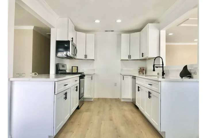 $2400 : 3 Bedroom house For Rent in LA image 2