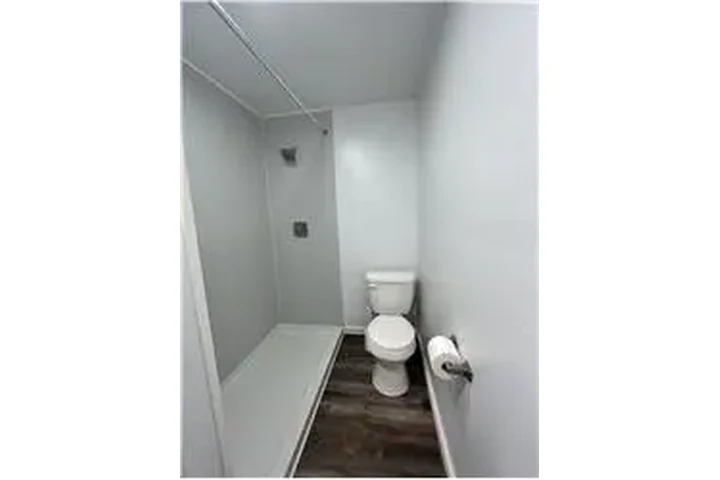 $725 : Rental property with 2 bedro image 6