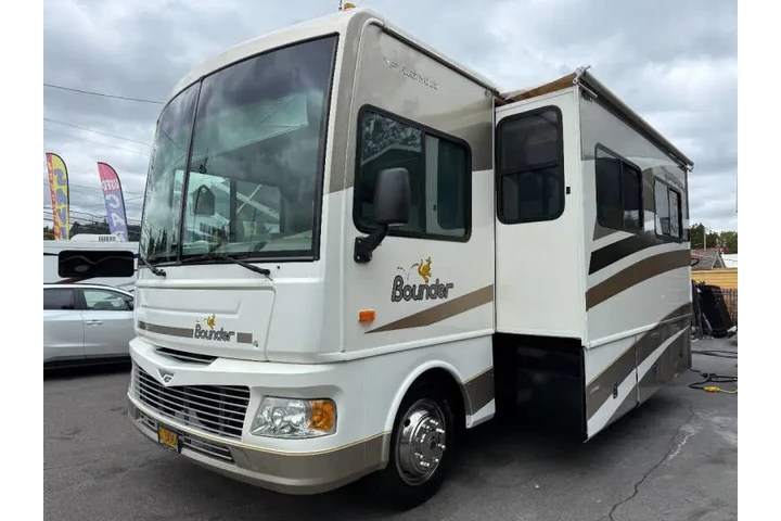$28500 : 2006 Fleetwood RV Bounder 33R image 4