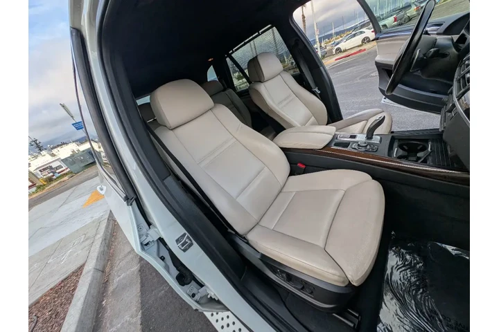 $8988 : 2013 X5 xDrive50i image 1