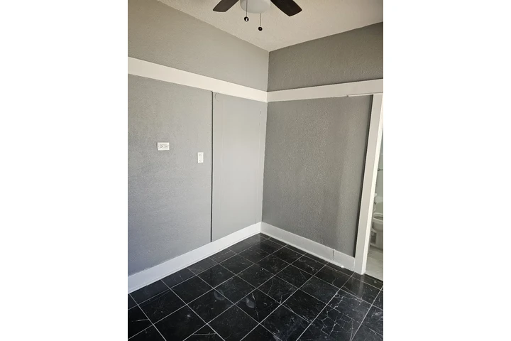 $1000 : CUARTO CON ENTRADA PRIVADA image 4