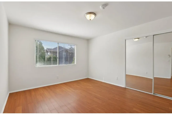 $2300 : 3 Bedroom Apt in West Adams image 5