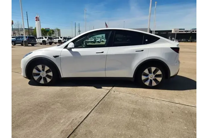 $27880 : Tesla Model Y 2021 AWD Long image 4