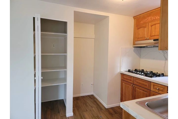 $1500 : Estudio con entrada privada image 2