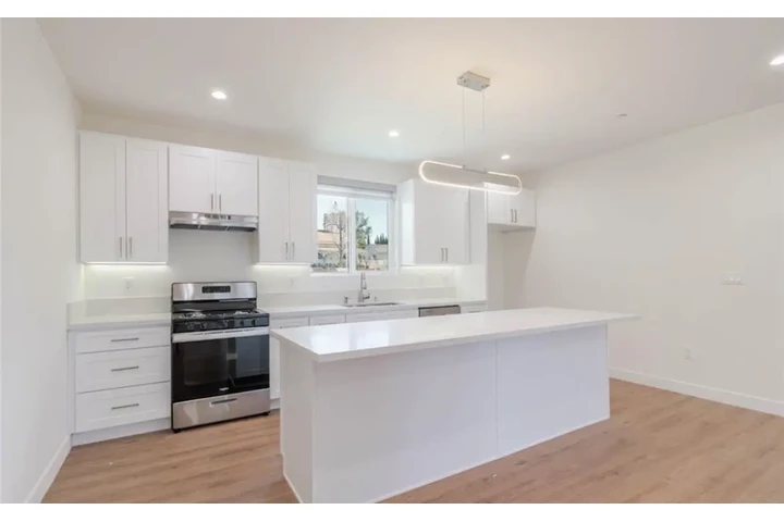 $1980 : Beautiful 2 Bed Apt in LA image 5