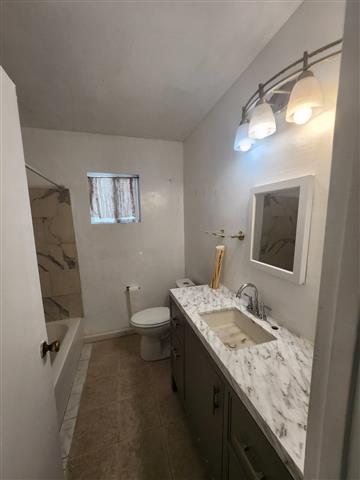 $1050 : Apt 1 rec cerca del colegio Ba image 3