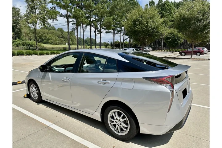$7900 : 2017 Toyota Prius III Touring image 2