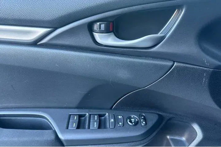 $18998 : Honda Civic 2018 LX 4dr Hatc image 3
