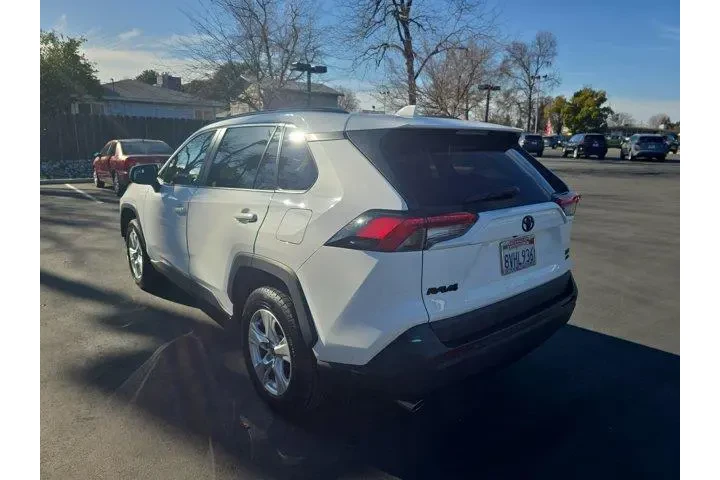 $29995 : Toyota RAV4 2021 AWD XLE 4dr image 5