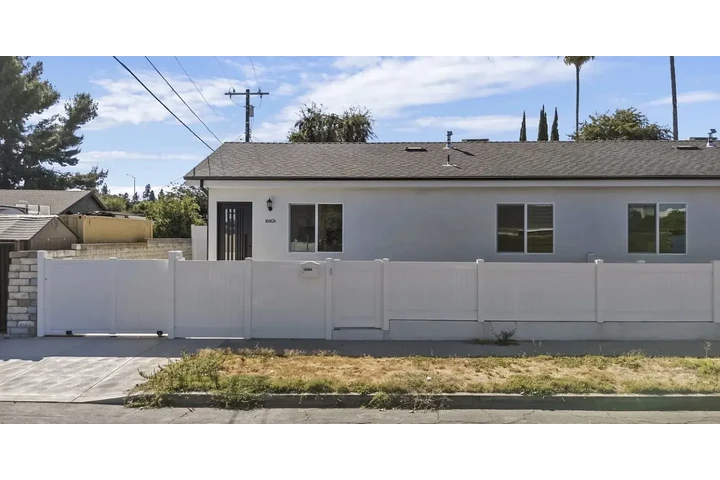 $1050 : Brand new natural light home image 1