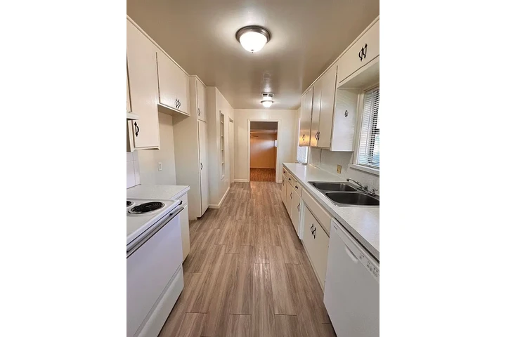 $1400 : Delightful three bedroom house image 3