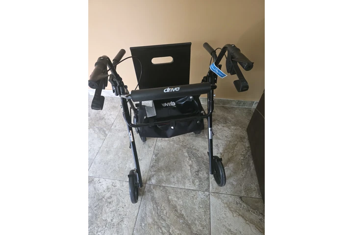 $100 : SILLA Y CAMINADOR  COMO NUEVO image 1