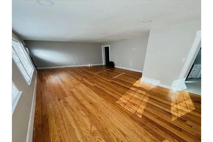 $980 : beautifully updated bedroom image 3