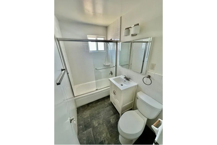 $2000 : Casa totalmente remodelada image 8