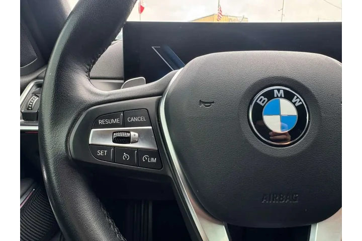 2024 BMW 3-Series 330i image 9