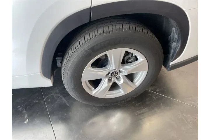 $30299 : Toyota Highlander 2023 LE 4d image 7