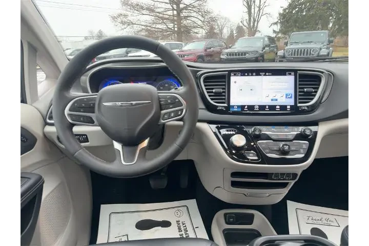 $29600 : Chrysler Pacifica 2024 Touri image 3