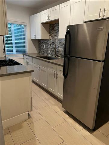 $1300 : 1-Bed 1-Bath available in LA image 3