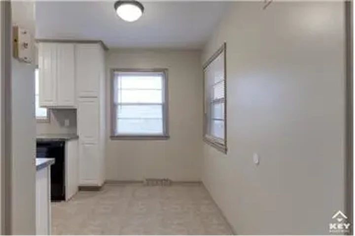 $1300 : Rental property with 3 bedro image 6