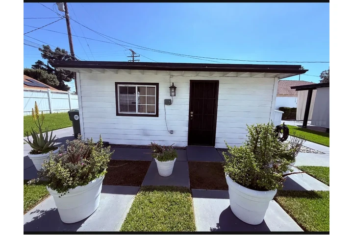 $1200 : Estudio de Renta, Una Persona image 1