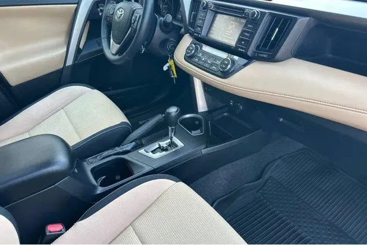 $21500 : Toyota RAV4 2017 XLE 4dr SUV image 5