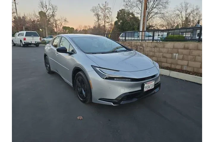 $26995 : Toyota Prius 2024 LE 4dr Hat image 1