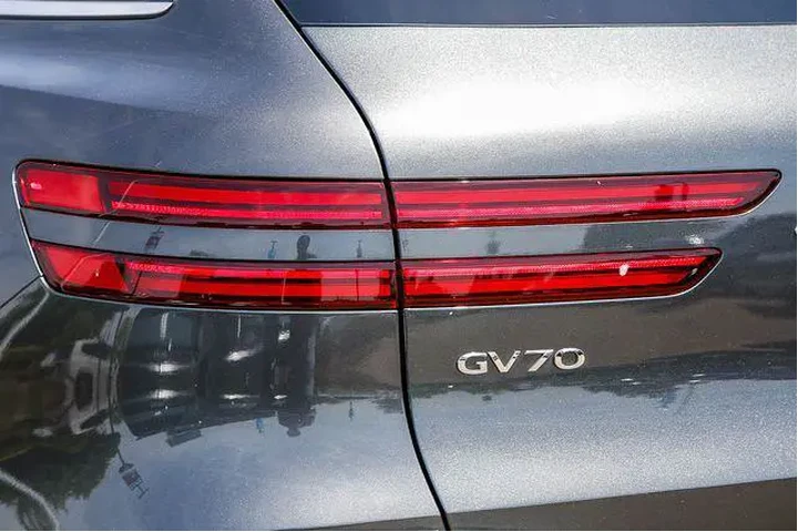$37798 : Genesis Electrified GV70 202 image 10