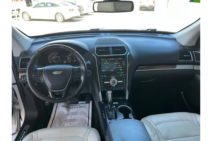 2016 Explorer Platinum AWD image 9