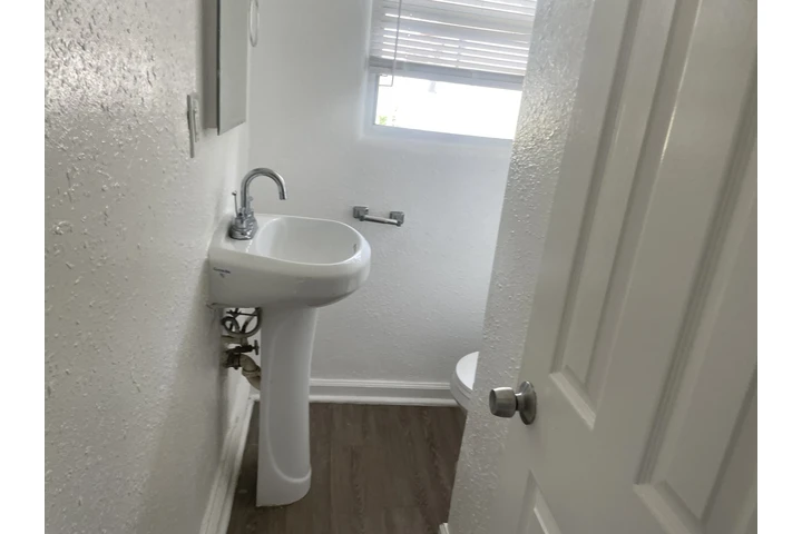 $1450 : 1443 Bonnie Brae image 4