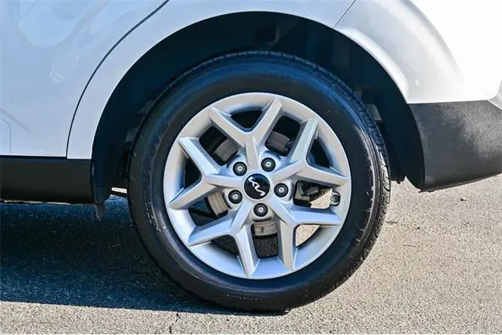 $13500 : Kia Soul 2022 LX 4dr Crossov image 10