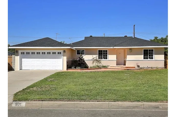 $2450 : 3 BEDROOM HOUSE GARAGE PARKING image 1