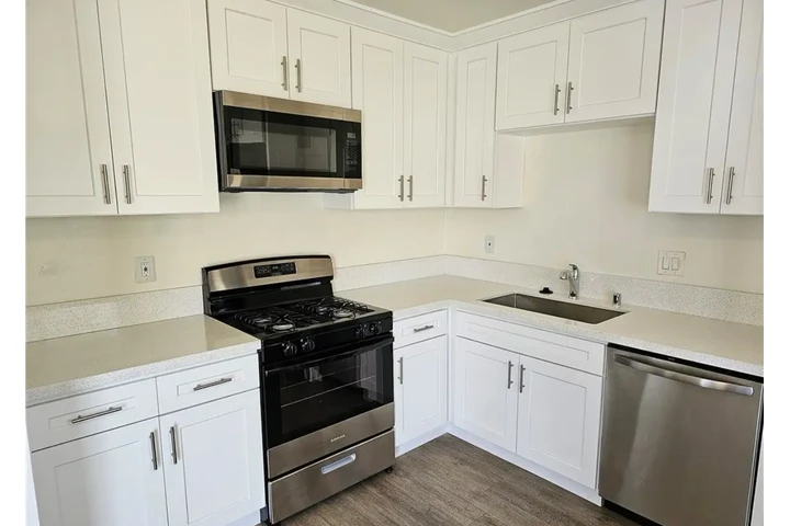 $1500 : 1 bedroom apartment in LA image 2