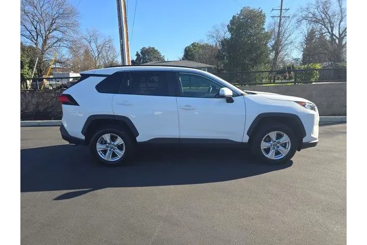 $29995 : Toyota RAV4 2021 AWD XLE 4dr image 3