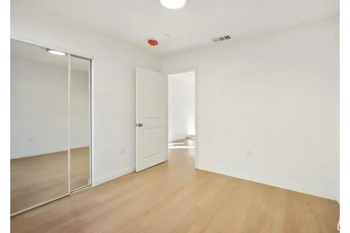 $2300 : single family house image 3