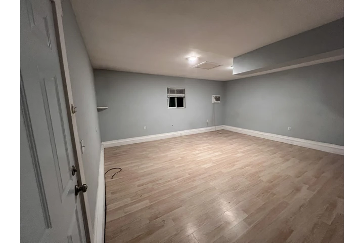 $975 : Garaje Remodelado con baño image 3