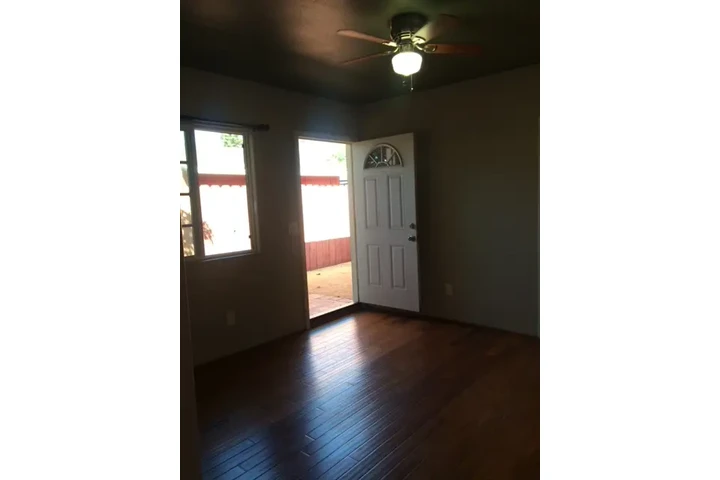 DOWNEY RENTO CUARTO CON BAÑO image 2