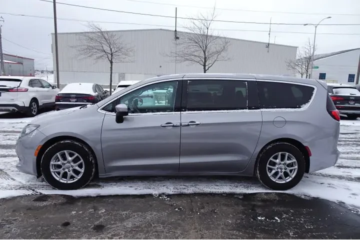 $11995 : 2017 PACIFICA image 8