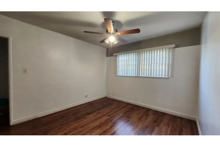 $1100 : En Glendale, se renta cuarto image 3