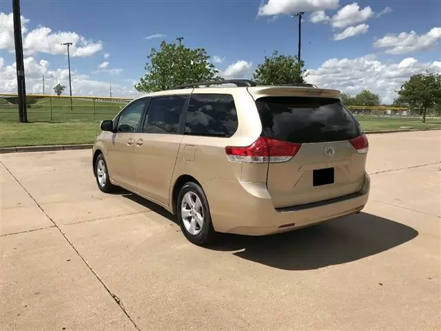 $9000 : 2014 Toyota Sienna LE minivan image 3