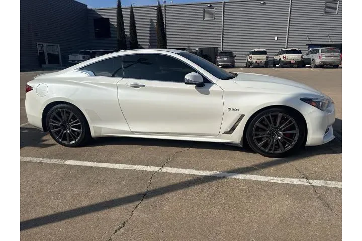 $25322 : INFINITI Q60 2017 Red Sport image 4