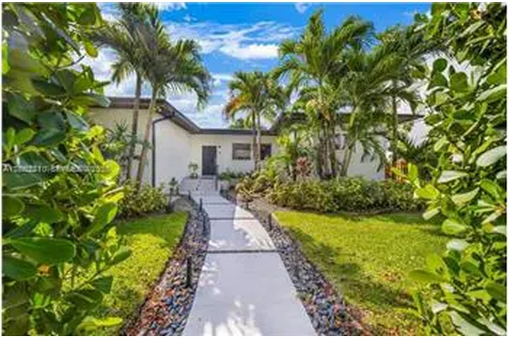 $10000 : Rental property with 3 bedro image 2