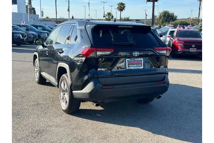Toyota RAV4 2022 XLE 4dr SUV image 4