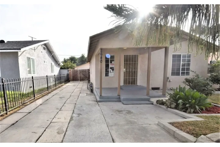$2500 : Available 2Bed 1Bat in LA image 3