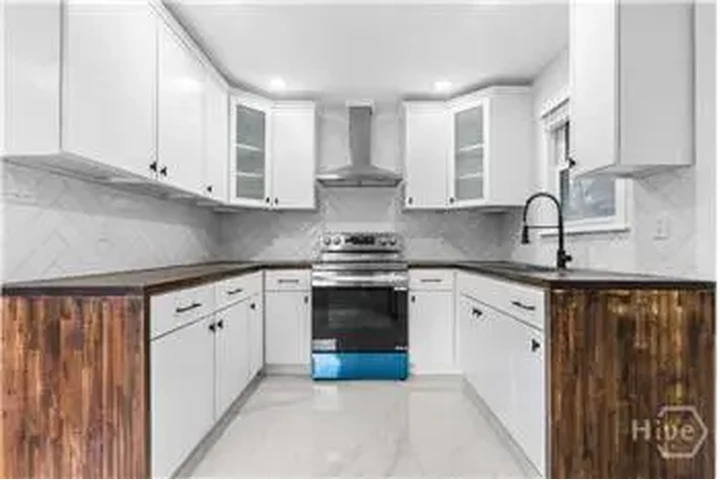 $2000 : Rental property with 3 bedro image 8