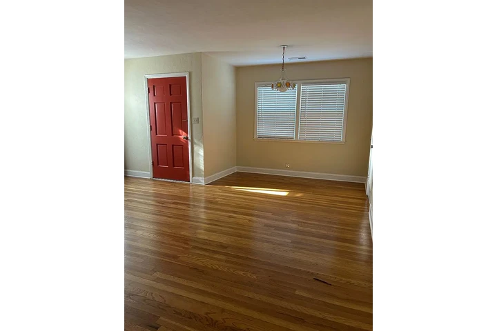 $900 : 2 BR/1 Ba charming cottage dup image 2