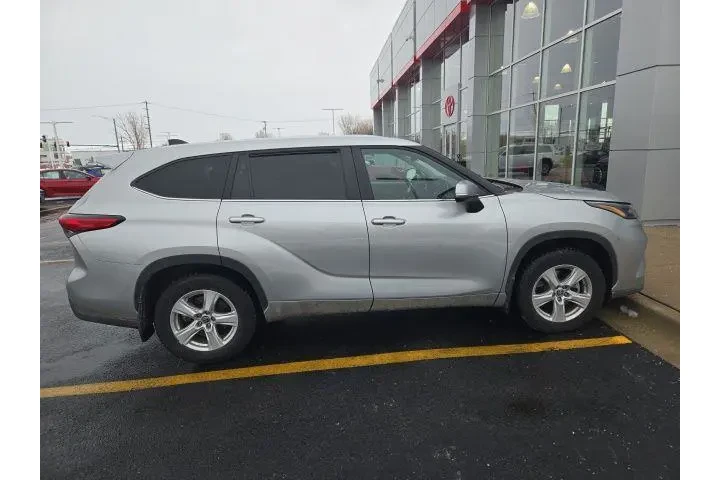 $28491 : Toyota Highlander 2023 LE 4d image 8