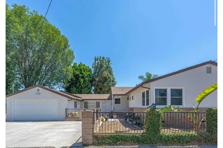 $1800 : With 3 spacious bedrooms, image 2