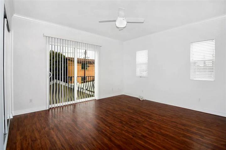 $1800 : North Hollywood 2 & 2.5 Home image 9