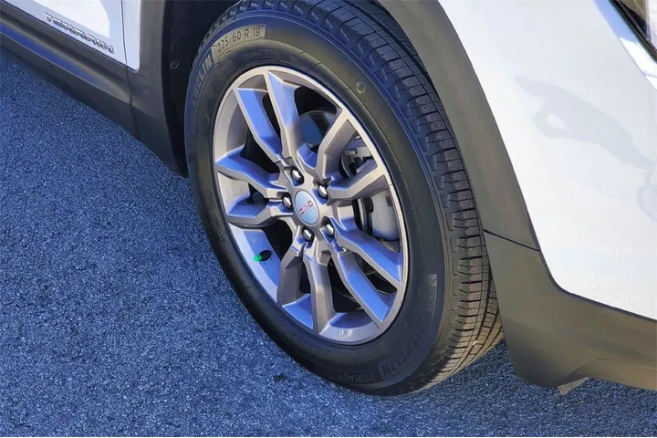 $24581 : GMC Terrain 2024 AWD SLT 4dr image 4