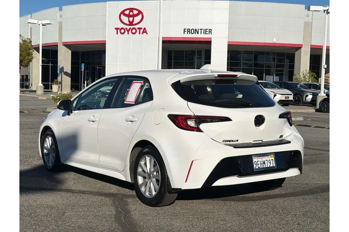 $23980 : Toyota Corolla Hatchback 202 image 5